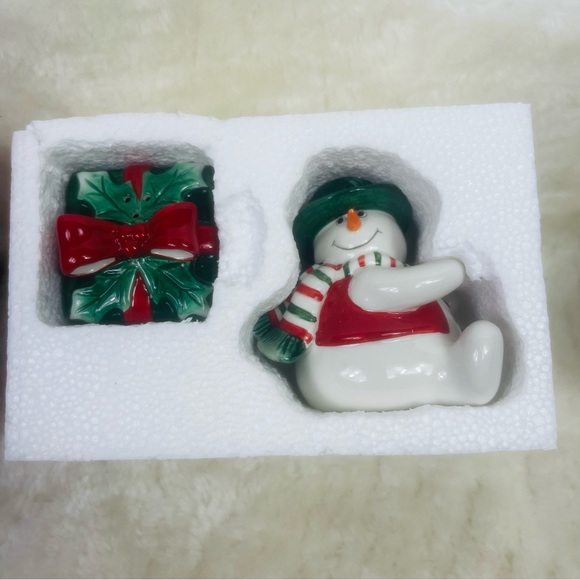 Fitz and Floyd Salt and Pepper Shaker Snowman and Present - Picture 6 of 8